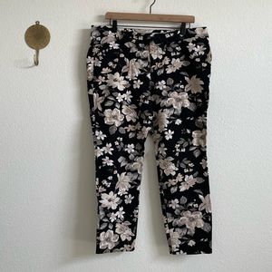 Old Navy Black & Gray Floral Ankle-length Pixie Pants - Size 16